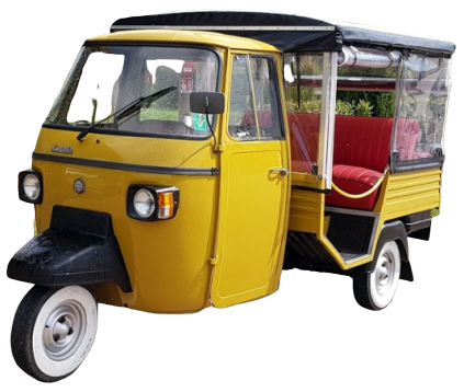 Noleggio APE CALESSINO del '79, originale Piaggio costruita in Piaggio, omologata 7 posti a manubrio (e' rara perché le poche rimaste 7 posti sono a volante). Sedili in pelle rossa, restaurata completamente nel 2018. Motore 187cc. miscela, 4marce+4 retro, colore giallo originale.