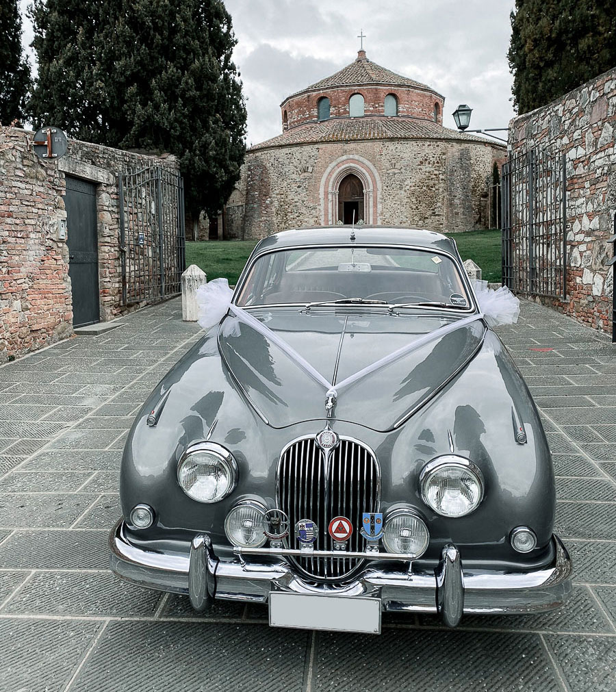 Jaguar MK2 3.8 del 1963 noleggio in Umbria Toscana Marche Colore grigio gun metal, interni in pelle connoly rosso Cartier targa Asi oro