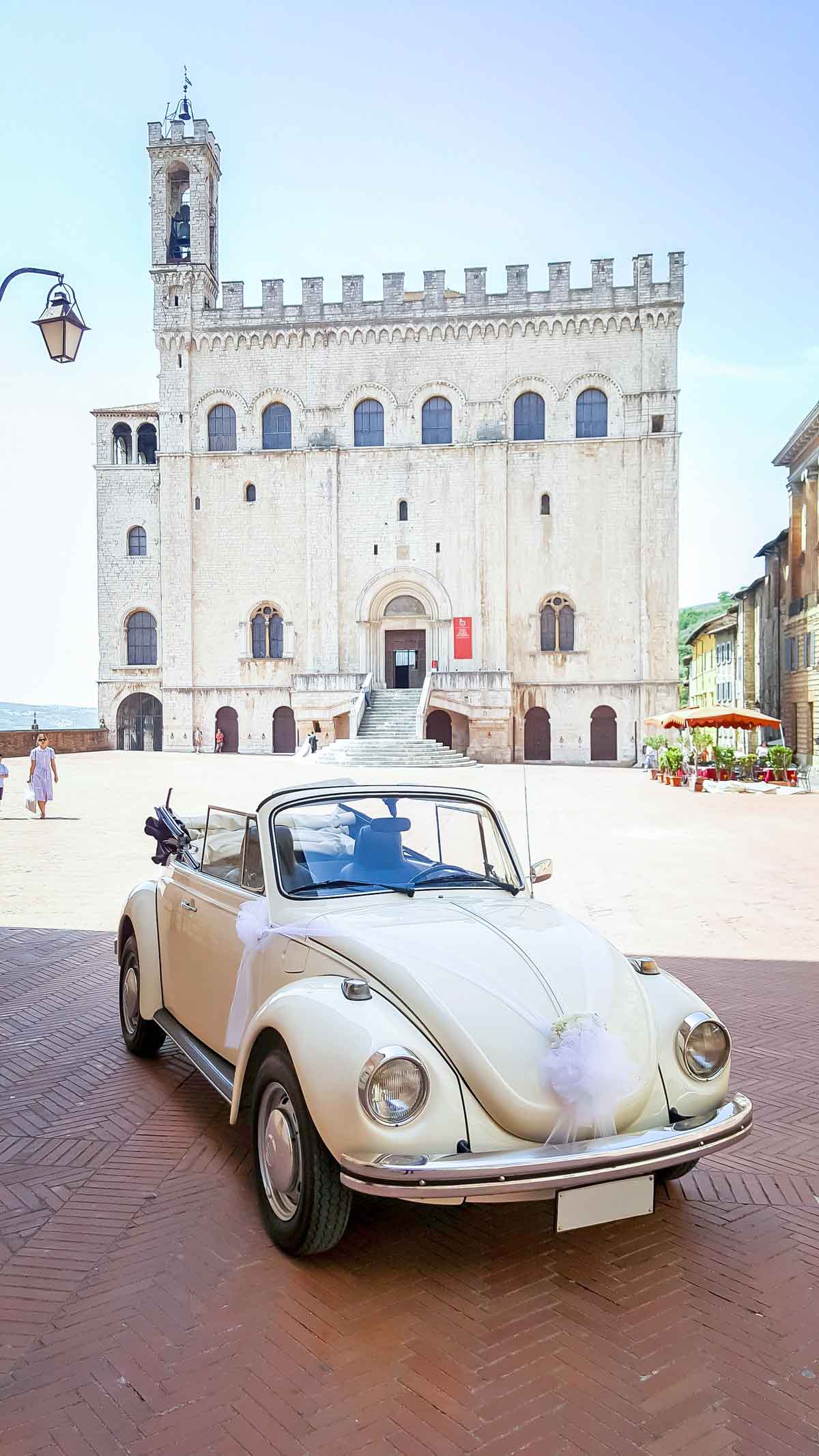 Noleggio maggiolino cabrio bianco a Gubbio e dintorni