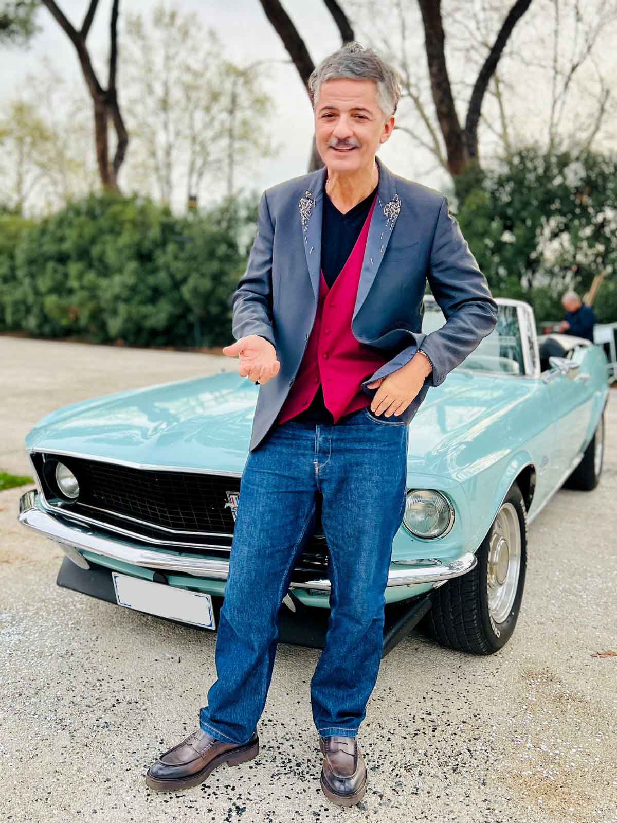 Fiorello con la Mustang Ford per Viva Rai2!