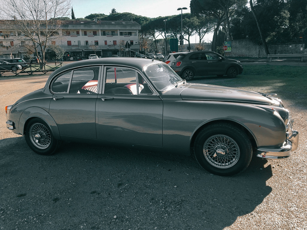 Jaguar MK2 3.8 del 1963 grigio gun metal, interni in pelle connoly rosso Cartier targa Asi oro