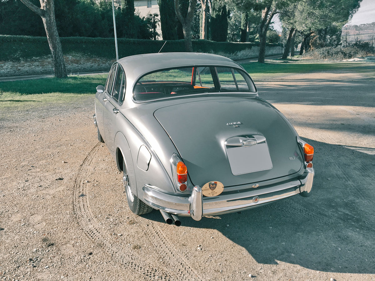 Jaguar MK2 3.8 del 1963 grigio gun metal, interni in pelle connoly rosso Cartier targa Asi oro