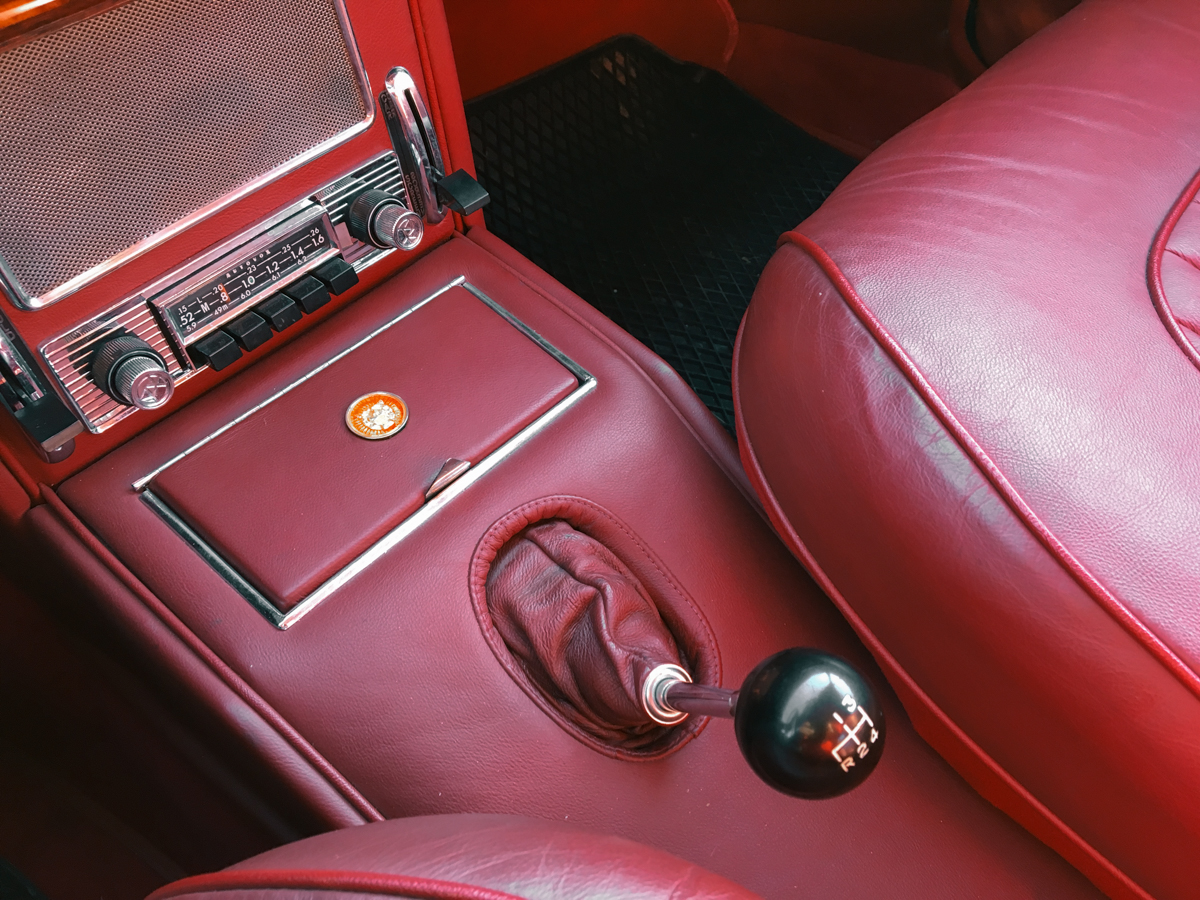 Jaguar MK2 3.8 del 1963 grigio gun metal, interni in pelle connoly rosso Cartier targa Asi oro