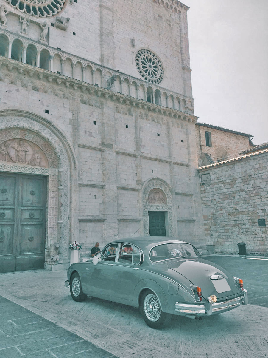 Jaguar MK2 3.8 del 1963 grigio gun metal, interni in pelle connoly rosso Cartier targa Asi oro