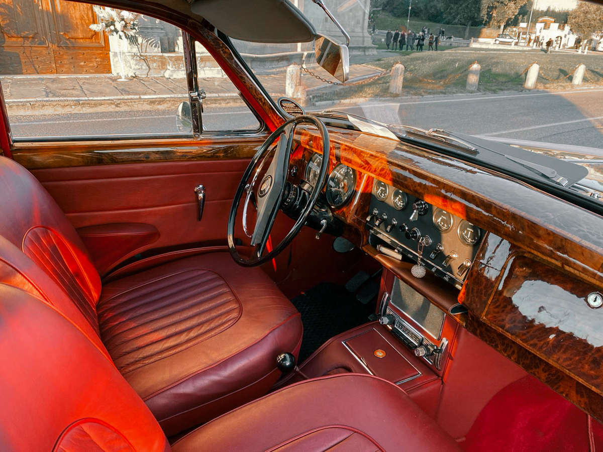 Jaguar MK2 3.8 del 1963 grigio gun metal, interni in pelle connoly rosso Cartier targa Asi oro