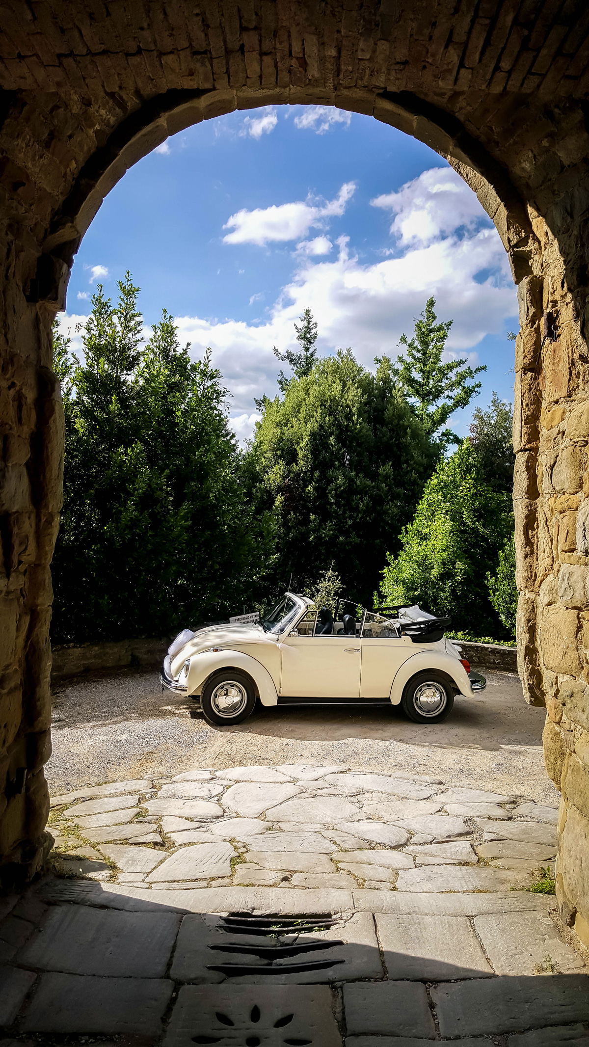 Maggiolino Volkswagen cabriolet bianco