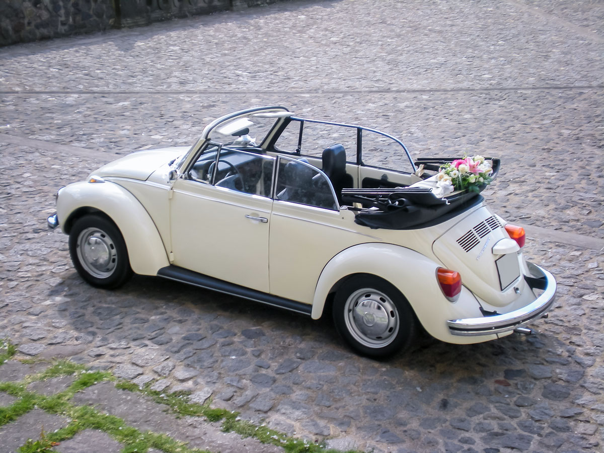 Maggiolone bianco avorio cabrio del 1972 sposi