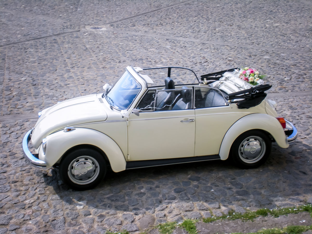 Maggiolone bianco avorio cabrio del 1972 sposi