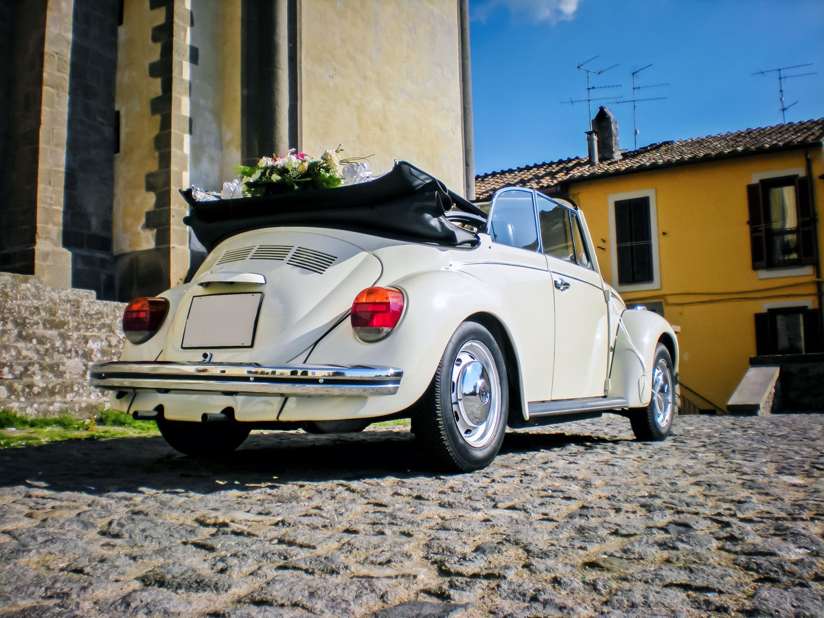 Maggiolone bianco avorio cabrio del 1972 sposi